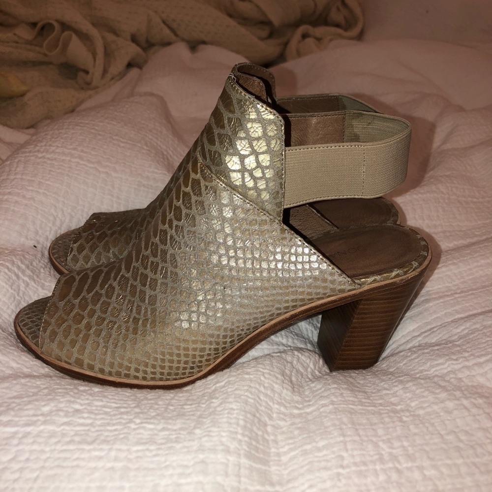Donald J Pliner 'Khloe' Gold Snake Skin Heels - Picture 5 of 6